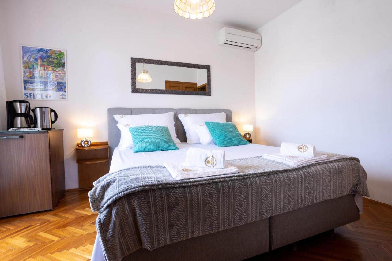 Apartments Lonzor I Selce Bagian luar foto